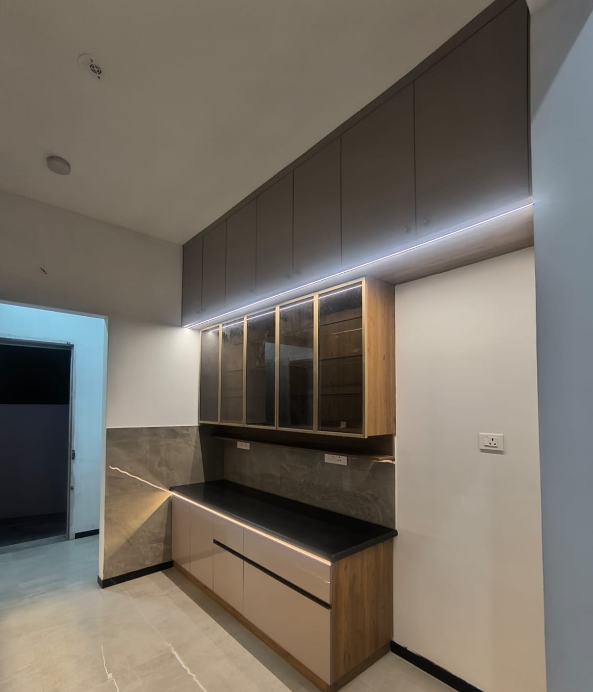 Crockery unit combining wood grain and gloss shutters